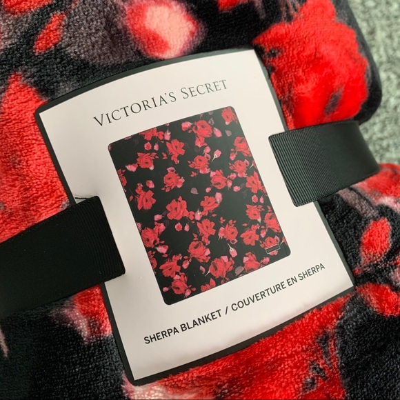 VS Sherpa Floral Blanket - Picture 5 of 6